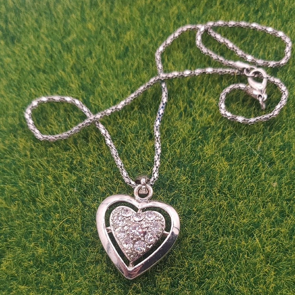 Eye Catching‎ Crystal Silver Tone Heart Pendant Necklace 18 Inch N3818